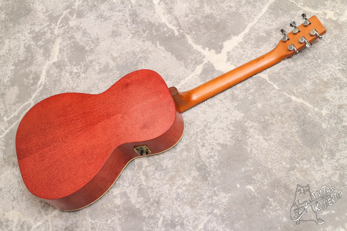 Art & Lutherie Ami Burgundy QI Parlor